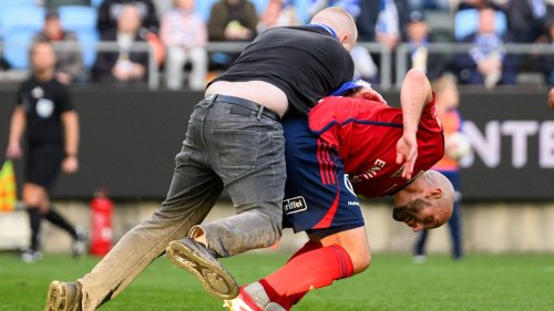 Plötzlicher Fan-Angriff auf dem Spielfeld