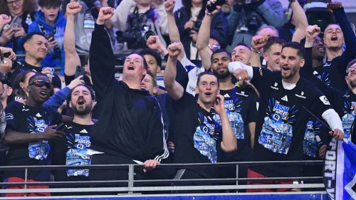 Polizei-Razzia überraschte Kuntz ++ Spieler unterschrieben Kabinen-Kodex: Das irre Aufstiegs-Tagebuch des HSV