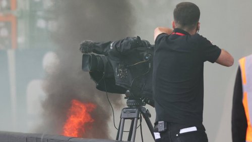 Bochum - Mönchengladbach: Werbebande fängt Feuer! | Fußball