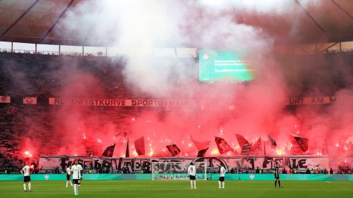 DFB-Pokal: Eintracht-Fans provozieren mit Plakat und Pyro | Fußball