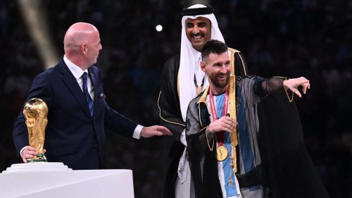Messi durfte Emir-Umhang nicht tragen!