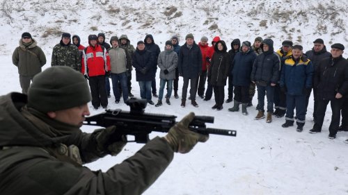 Ukrainer bewaffnen sich für den Kampf gegen Putins Armee