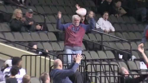 Football-Fehlschuss landet im Gesicht