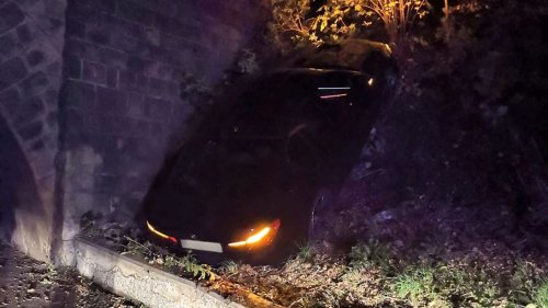 Unfall: Suff-Fahrer „parkt“ Auto hochkant neben Brücke | Regional