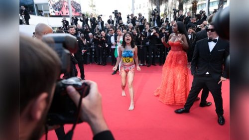 Demonstrantin stürmt roten Teppich in Cannes