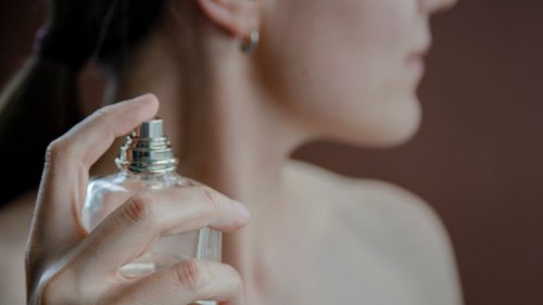 Parfum richtig auftragen: An dieser Körperstelle kommt der Duft am besten zur Geltung