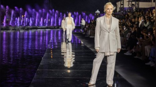 Pamela Anderson eröffnet Modenschau von Hugo Boss