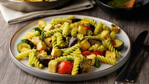 Sommerlicher Genuss: Pesto-Pasta mit mediterranem Gemüse