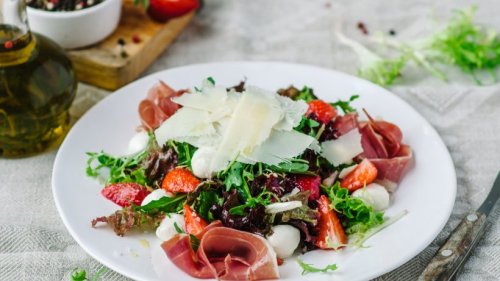 Italienischer Klassiker: Schinken-Mozzarella-Salat mit Erdbeeren