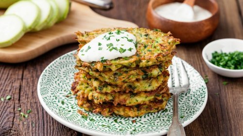 Knusprige Kartoffelpuffer mit Mangold und frischem Skyr-Dip