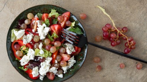 Weintrauben-Salat mit Feta und Tomate: So verführerisch