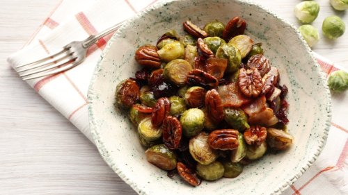 Rosenkohl-Salat mit Nüssen und getrockneten Cranberries: So aromatisch schmeckt der Winter!