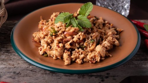 Thailändischer Hähnchensalat: Laab Gai mit Limette und Chili
