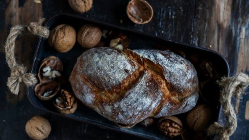 Altbewährtes Handwerk: Walnussbrot selbst backen
