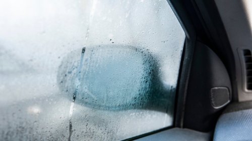 Darum sollten Sie Zahnpasta auf Ihre Autospiegel schmieren