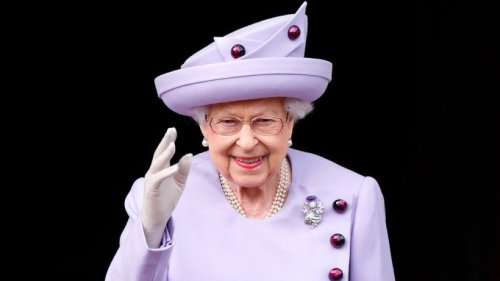 Queen Elizabeth II. wohnt Militärparade in Schottland bei