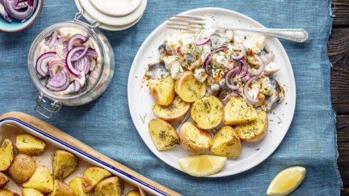 Geliebte Alltagsküche: Heringssalat mit Apfel und Ofenkartoffeln