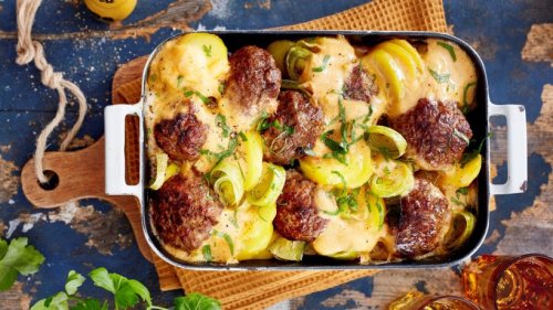 Bayrisches aus dem Ofen: Obatzda-Frikadellen-Auflauf mit Kartoffeln und Lauch
