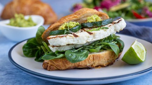 Croissant-Sandwich mit Halloumi: Gesund zum Frühstück und als Snack