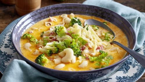 Cremige Mac-and-Cheese-Suppe mit Brokkoli