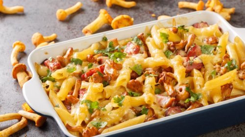 So köstlich: Pfifferling-Nudelauflauf mit krossem Speck
