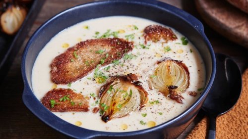 Französisches Suppenglück: Karamellisierte Zwiebelsuppe mit Röstzwiebeln