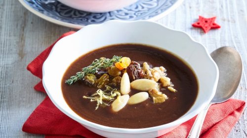 Süße Suppe mit Pflaumenmus, Rosinen und Nüssen: Passend zu Weihnachten ...