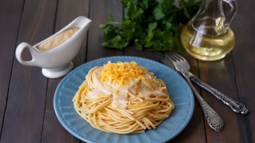 Cremige Pasta mit Schmelzkäse-Zitronensoße