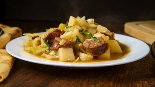 Kartoffel-Spitzkohl-Eintopf mit Bratwurst