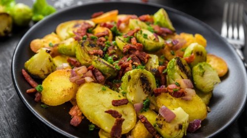 Hausmannskost: Gröstl mit Rosenkohl und Kartoffeln