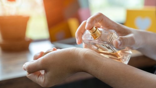 Parfüm auftragen: Dieser klassische Fehler zerstört Ihren Lieblingsduft!