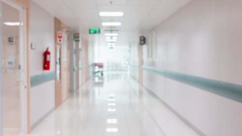 Patientin zwei Monate lang in Krankenhaus eingesperrt – damit DAS nicht ans Licht kommt