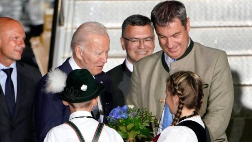 Markus Söder schenkt Joe Biden einen "Bayern-Rucksack"