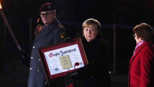 Zapfenstreich für Merkel: Tränen und bewegende Worte zur Pandemie