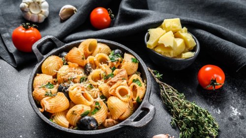 Lieblingsrezept aus dem Ofen: Pasta mit Oliven und Tomaten