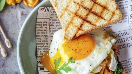 Gegrilltes Toast mit würzigen Pfifferlingen und Spiegelei