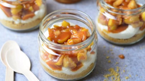 Einfach & unwiderstehlich: Kekskrümel-Dessert mit Joghurt & Apfel-Karamell