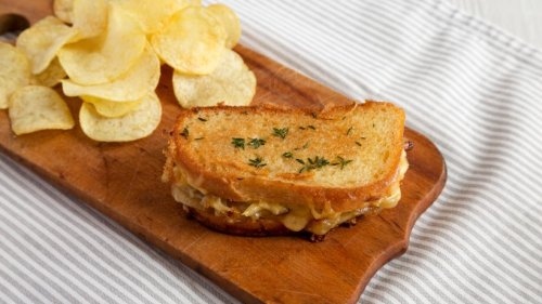 Französisches Käsesandwich mit geschmelzten Zwiebeln