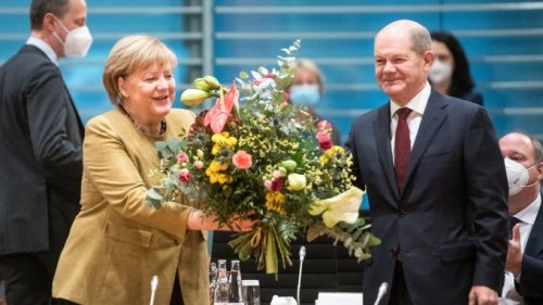 "Abschiedsgeschenk": Blumen und besonderes Bäumchen für Angela Merkel