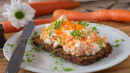 Gesunde Ernährung: Vollkornbrot mit Möhren-Frischkäse