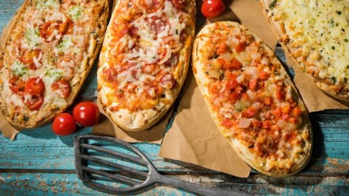 Knusprige vegane Pizzabrötchen mit Gemüse und Pilzen