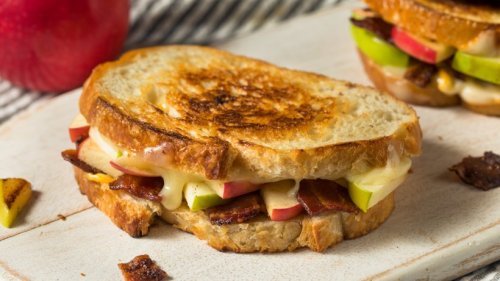 Apfel-Bacon-Sandwich mit geschmolzenem Käse