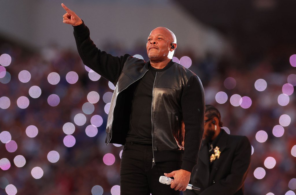 Dr. Dre Pays Homage to Tupac at 2022 Super Bowl Halftime Show: Watch –  Billboard