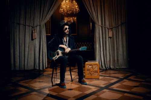 Mike Campbell Reflects on Tom Petty & the Heartbreakers’ ‘Really Poor’ Beginnings & Avoiding ‘Stupid’ Topics In His Memoir