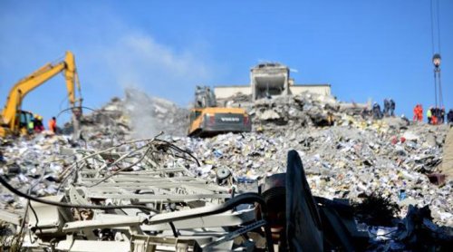 Depremde yıkılan İskenderun Devlet Hastanesi'nin müteahhidi ve fenni mesulü hakkında yakalama kararı