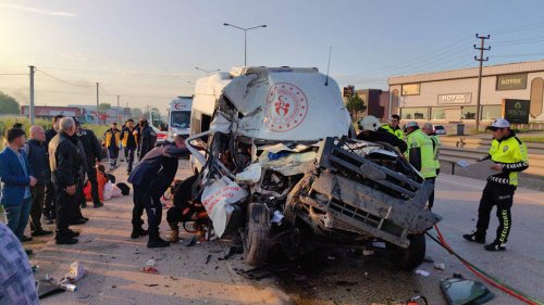 Bursa'da sporcuları taşıyan servis kaza yaptı: 1 can kaybı, 16 yaralı
