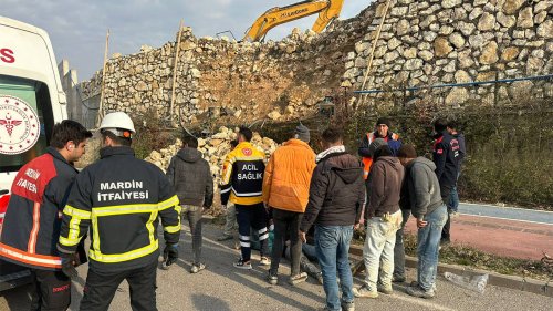 Mardin'de istinat duvarının çökmesi sonucu 2 işçi yaralandı