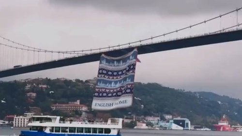 Köprüye yapay zeka ile battaniye astıran reklama inceleme