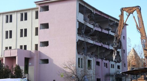 MEB’in, tarihi kümbete bitişik yapılan kaçak yurt binasının yıkımına 7 yıl sonra başlandı