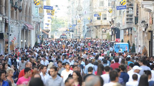 "Türkiye Gençlik Araştırması" sonucu: Gençlerin yüzde 63'ü imkan olsa başka ülkede yaşamak istiyor